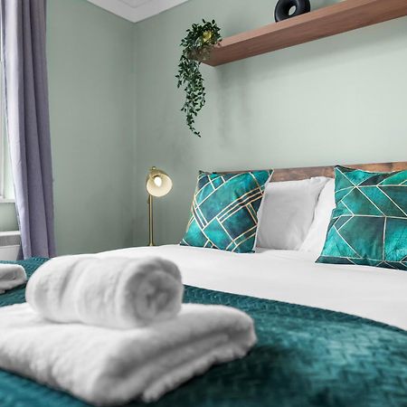 Chic 2 Bedroom Apartment Near Liverpool Street By Gold Stays Лондон Екстер'єр фото