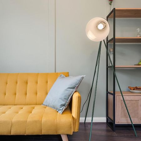 Chic 2 Bedroom Apartment Near Liverpool Street By Gold Stays Лондон Екстер'єр фото