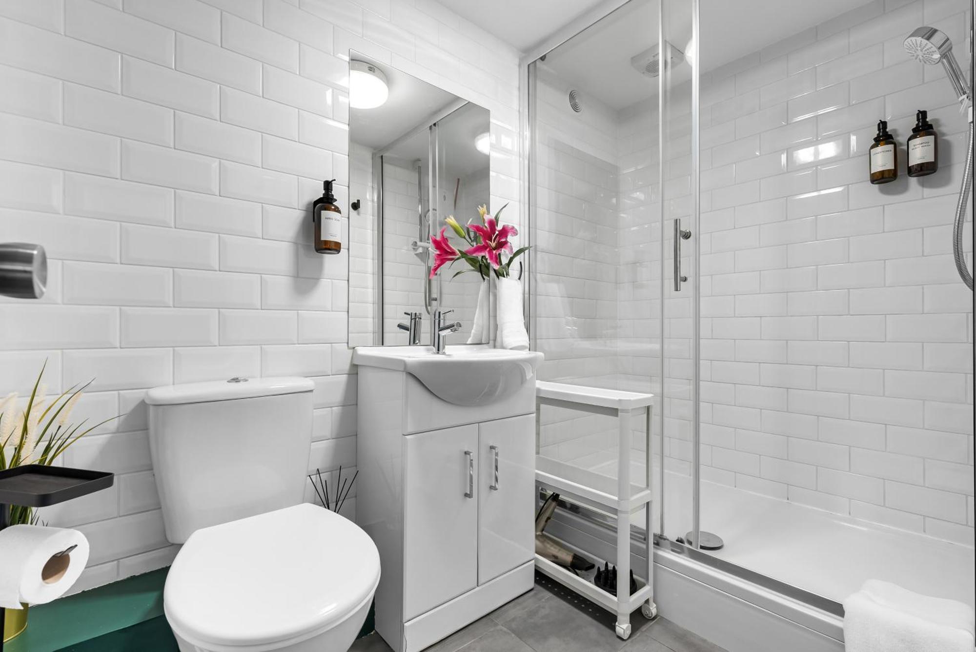 Chic 2 Bedroom Apartment Near Liverpool Street By Gold Stays Лондон Екстер'єр фото