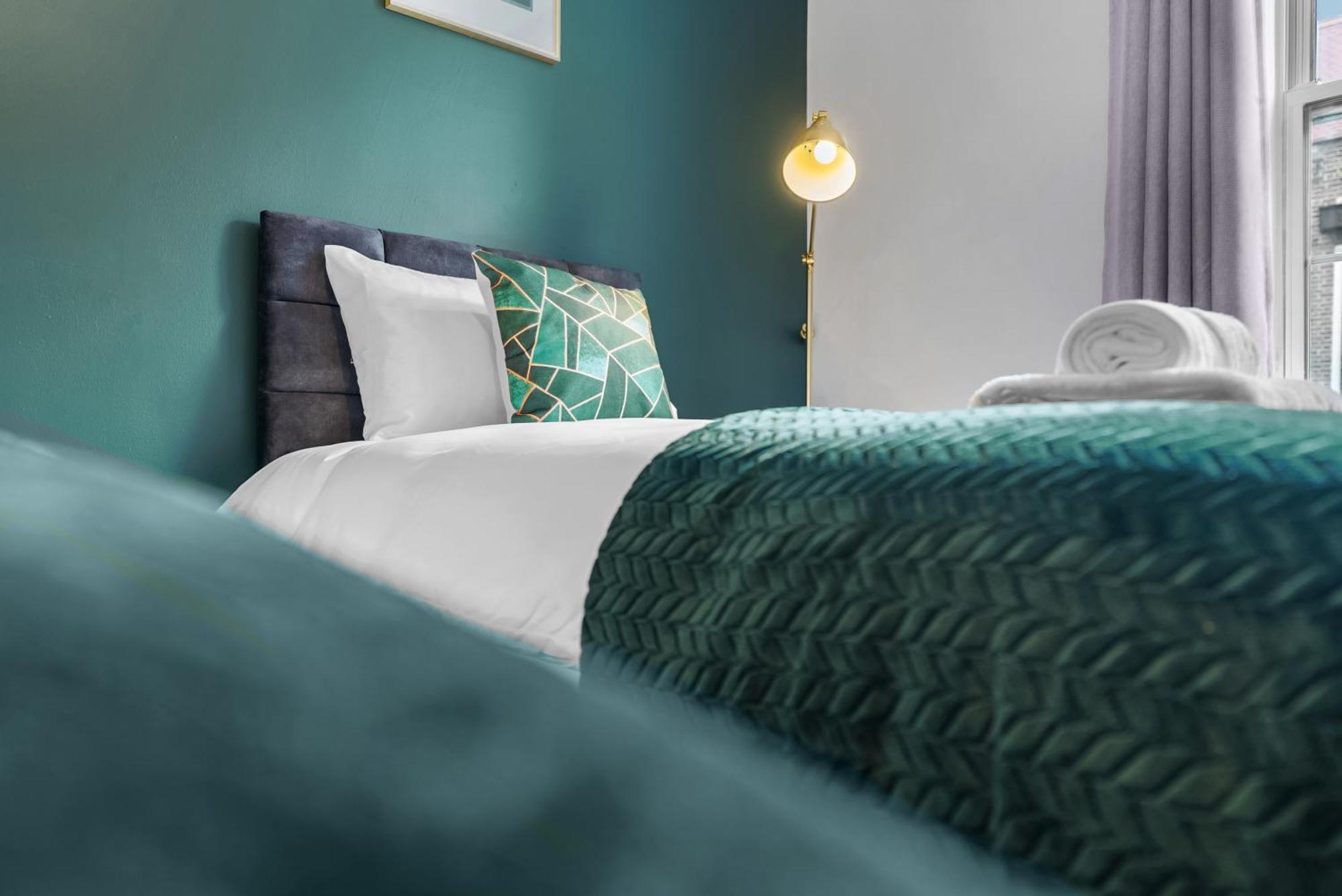 Chic 2 Bedroom Apartment Near Liverpool Street By Gold Stays Лондон Екстер'єр фото